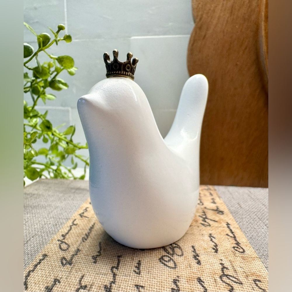 New Small White Resin Bird w/ Antiqued Gold Tone Crown Decor Figurine - 3” - Picture 2 of 8